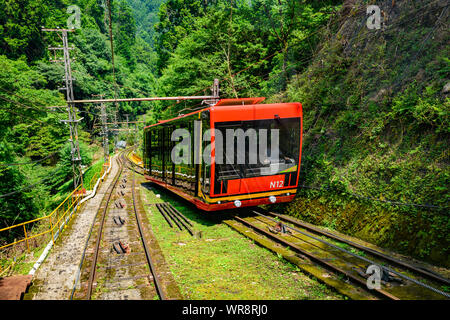 Wakayama, Giappone - 24 Luglio 2019: Nuova generazione del cavo auto operanti tra la stazione di Koyasan e Gokurakubashi stazione sul Nankai Koya Line. Esso co Foto Stock