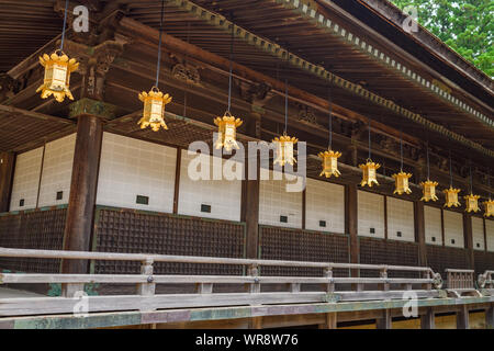 Placcato oro lanterne appese al di fuori Miedo Hall a Koyasan. Foto Stock