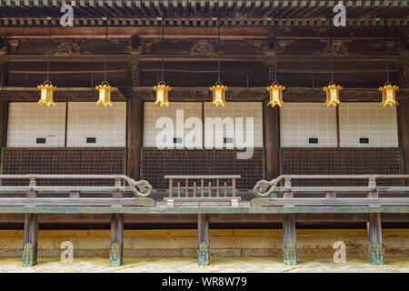 Placcato oro lanterne appese al di fuori Miedo Hall a Koyasan. Foto Stock