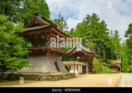 Wakayama, Giappone - 24 Luglio 2019: legno antico campanile struttura e ingresso del tempio Kongobuji. Foto Stock