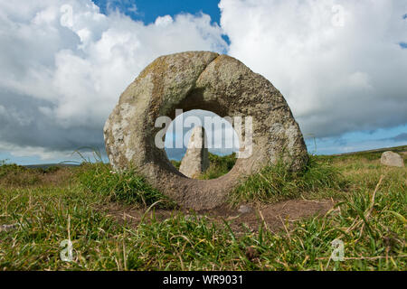 Gli uomini-un-Tol (pietra forata) megalitiche archeologico e pietre permanente. Cornovaglia, England, Regno Unito Foto Stock