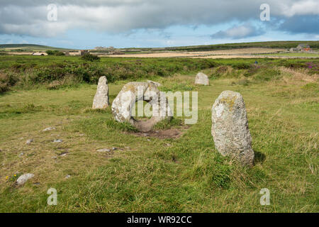 Gli uomini-un-Tol (pietra forata) megalitiche archeologico e pietre permanente. Cornovaglia, England, Regno Unito Foto Stock