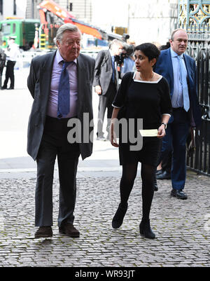 (Da sinistra a destra) Kenneth Clarke, la Baronessa Shami Chakrabarti ed Ed Davey arriva per un servizio di ringraziamento per la vita e il lavoro di Lord Ashdown presso l Abbazia di Westminster a Londra. Foto Stock