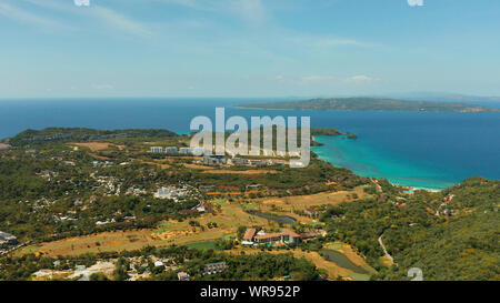 Isola tropicale Boracay con spiaggia sabbiosa e alberghi vista dal mare, vista aerea. Estate viaggi e concetto di vacanza. Filippine Foto Stock