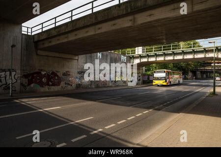 Un autobus che passa sotto i ponti su Priesterweg a Berlino, Germania Foto Stock