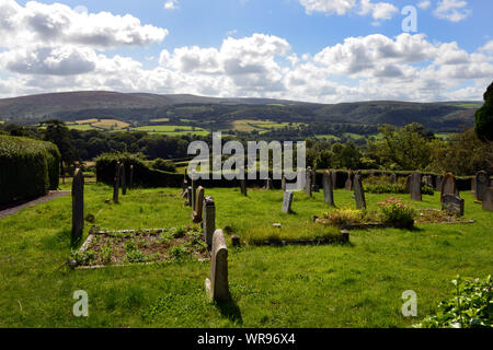 Vista dalla Chiesa di Tutti i Santi nel villaggio Selworthy sul bordo del Parco Nazionale di Exmoor, in una zona di straordinaria bellezza naturale. Foto Stock