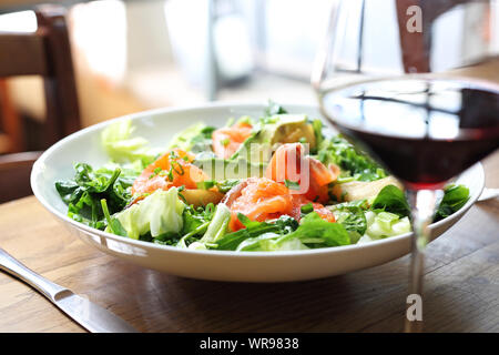 Insalata verde con spinaci e rucola con salmone, avocado e pera. Foto Stock