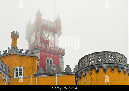Nebbia a Sintra, Portogallo al Pena palazzo nazionale Foto Stock