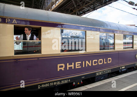 Rheingold storico treno nella stazione principale di Colonia, Germania. historischer Rheingold Zug im Hauptbahnhof, Koeln, Deutschland. Foto Stock