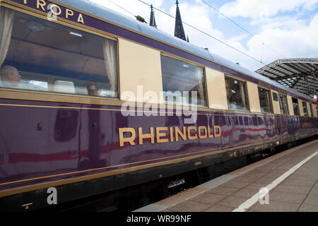 Rheingold storico treno nella stazione principale di Colonia, Germania. historischer Rheingold Zug im Hauptbahnhof, Koeln, Deutschland. Foto Stock