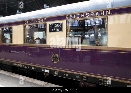 Rheingold storico treno nella stazione principale di Colonia, Germania. historischer Rheingold Zug im Hauptbahnhof, Koeln, Deutschland. Foto Stock