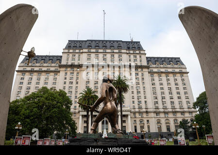 Buenos Aires. Argentina / 07.24.2015. Libertador Edificio, Ministero della difesa e il comune di personale dell'esercito. Foto Stock