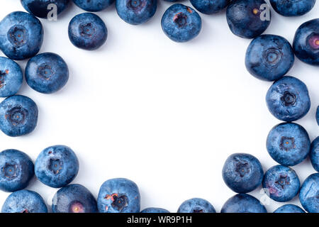 Freschi maturi mirtilli isolati su sfondo bianco. Layout creativi in una forma a telaio con copia spazio nel centro Foto Stock