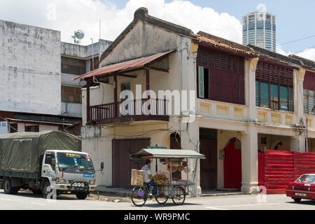 Balconata sovrastante, Beach Street, Georgetown, Penang Foto Stock