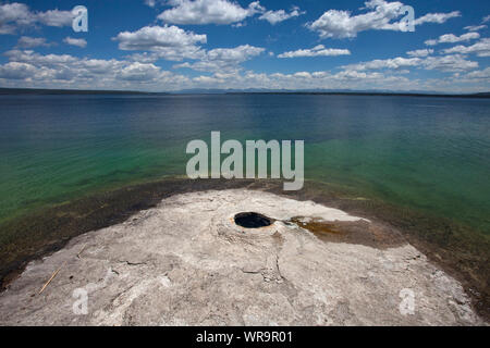 Gran Cono Geyser Lago Yellowstone Parco Nazionale di Yellowstone Wyoming USA Giugno 2015 Foto Stock