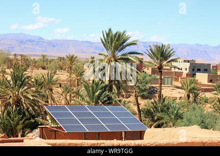 Pannello solare a Ksar El Khorbat Oujdid,, Marocco Foto Stock