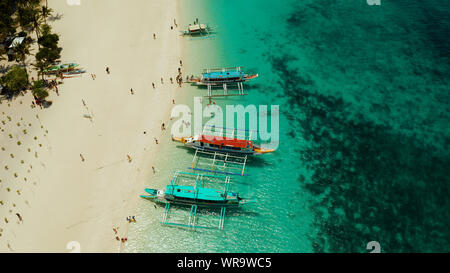 Paesaggio tropicale: spiaggia di sabbia con palme e le acque turchesi della barriera corallina vista dall'alto, Puka shell beach. Il Boracay, Filippine. Seascape con spiaggia sull isola tropicale. Estate viaggi e concetto di vacanza. Foto Stock