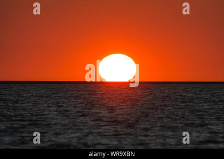 Tramonto sul mare di Carpentaria, Karumba, Queensland, Australia Foto Stock