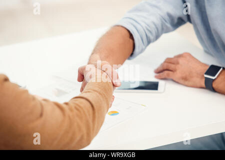 Due uomini di affari insieme in ufficio Foto Stock