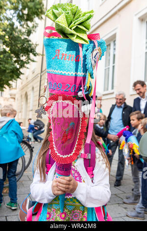 Monaco di Baviera, Germania. Decimo Sep, 2019. Anna mantiene la sua borsa scuola nelle sue mani sul suo primo giorno di scuola. Credito: Pietro Kneffel/dpa/Alamy Live News Foto Stock