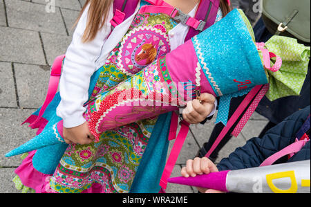 Monaco di Baviera, Germania. Decimo Sep, 2019. Anna mantiene la sua borsa scuola nelle sue mani sul suo primo giorno di scuola. Credito: Pietro Kneffel/dpa/Alamy Live News Foto Stock