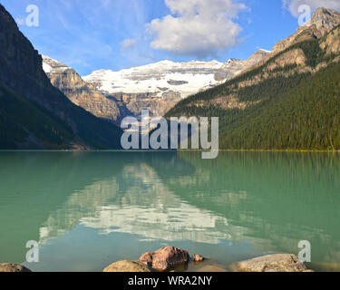 Riflessi nel Lago Louise, Alberta, Canada. Foto Stock