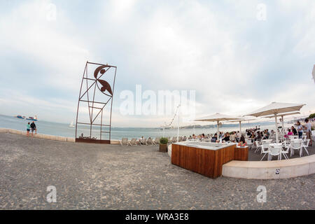 Lisbona, Portogallo - Circa luglio,2019: Riverside a Cais do Sodré a Lisbona Foto Stock