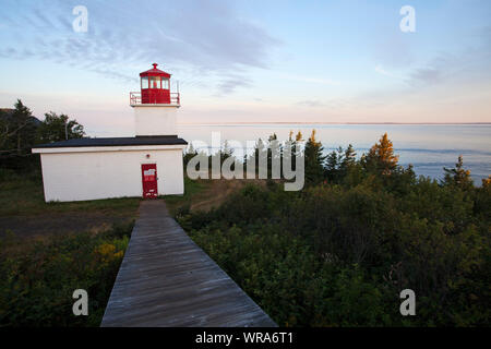 Lunga Eddy Point lighthouse e boardwalk in early morning light Grand Manan Island Baia di Fundy New Brunswick Canada Agosto 2016 Foto Stock