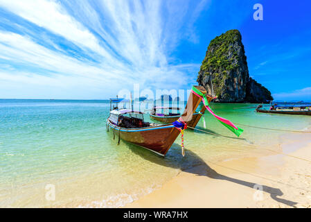 Ao Phra Nang Beach - thai in legno tradizionali longtail boat sulla penisola di Railay nella parte anteriore del calcare rocce carsiche, vicino a Ao Nang, provincia di Krabi, un Foto Stock