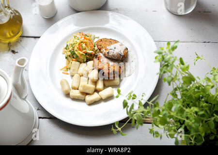 Pranzo vegetariano, vegetale sano cotoletta con gnocchi di patate e cavolo bianco insalata. Foto Stock