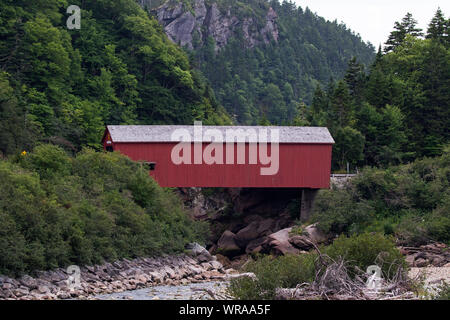 Oggetto ponte sopra il fiume Wolfe vicino al Alma Fundy National Park New Brunswick Canada Agosto 2016 Foto Stock