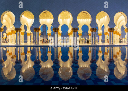 Sheikh Zayed Grande Moschea di Abu Dhabi vicino a Dubai di notte, Emirati arabi uniti Foto Stock