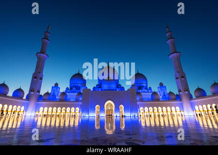 Sheikh Zayed Grande Moschea di Abu Dhabi vicino a Dubai illuminata di notte, Emirati arabi uniti Foto Stock