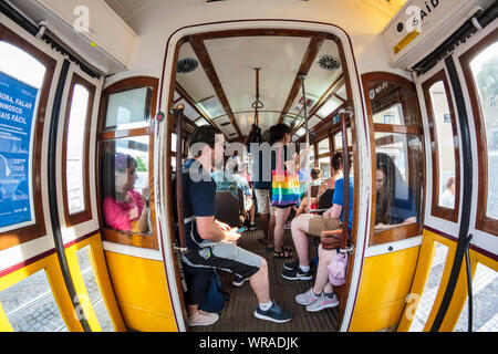 Lisbona, Portogallo - Circa luglio,2019: all'interno di un tipico colore giallo tram portoghese Foto Stock