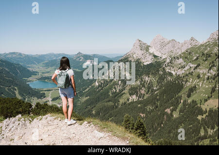 Escursionista a Valle di Tannheim con vista sul lago lago Haldensee dalla montagna Neunerköpfle - Escursioni nel bellissimo paesaggio scneery delle Alpi, Tirol, Austri Foto Stock