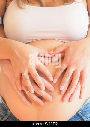 Donna incinta riceve sostegno dal marito emotionlally Foto Stock