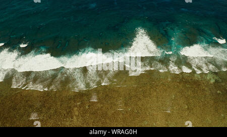 Seascape: blu oceano surf e onde che si infrangono sulla barriera corallina vista dall'alto. Estate viaggi e concetto di vacanza Foto Stock