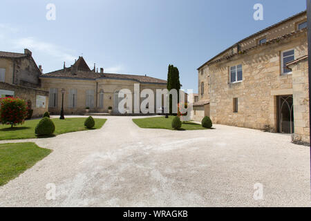 Città di Saint-Emilion, Francia. Pittoresca vista posteriore del Hotel De Ville (municipio/mairie) cortile in Rue Guadet. Foto Stock