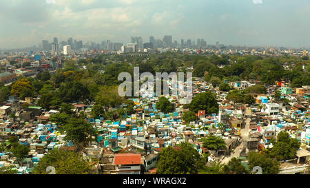 La città di Manila, la capitale delle Filippine e di Manila Nord cimitero, vista dall'alto. Edifici moderni nel centro della citta'. Foto Stock