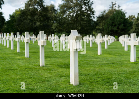 La spiaggia di Omaha, Normandia / Francia - 16 agosto 2019: vista di cristiani ed ebrei lapidi del cimitero americano a Omaha Beach in Normandia Foto Stock