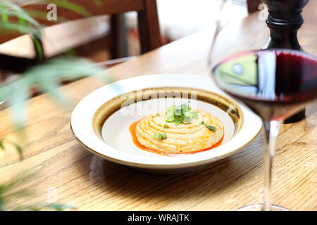 Pasta di ceci e cipolle arrosto, orientale snack. Foto Stock