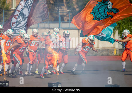 Inizio del football americano. show con il fuoco. squadre di entrare nello stadio. american football competizioni stalloni Kyiv - Uragani Minsk 08.0 Foto Stock