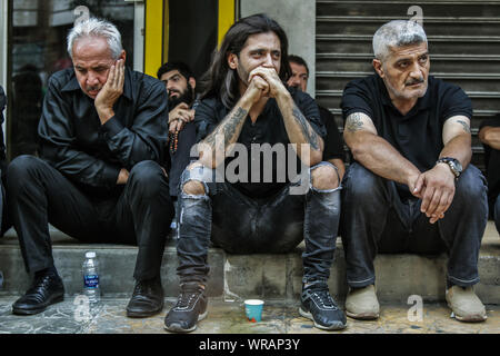 Beirut, Libano. Decimo Sep, 2019. Un sostenitore di Hezbollah, gli Sciiti pro-iraniano partito politico e il gruppo militante, piange durante una processione religiosa, a Beirut·s sobborgo meridionale, per contrassegnare il giorno di Ashura, che cade il decimo giorno di Muharram, il primo mese del calendario islamico. Credito: dpa picture alliance/Alamy Live News Foto Stock