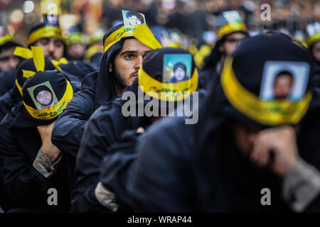 Beirut, Libano. Decimo Sep, 2019. I sostenitori di Hezbollah, gli Sciiti pro-iraniano partito politico e il gruppo militante, assistere ad una processione religiosa, a Beirut·s sobborgo meridionale, per contrassegnare il giorno di Ashura, che cade il decimo giorno di Muharram, il primo mese del calendario islamico. Credito: dpa picture alliance/Alamy Live News Foto Stock
