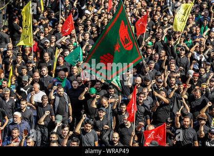 Beirut, Libano. Decimo Sep, 2019. I sostenitori di Hezbollah, gli Sciiti pro-iraniano partito politico e il gruppo militante, marzo durante una processione religiosa, a Beirut·s sobborgo meridionale, per contrassegnare il giorno di Ashura, che cade il decimo giorno di Muharram, il primo mese del calendario islamico. Credito: dpa picture alliance/Alamy Live News Foto Stock