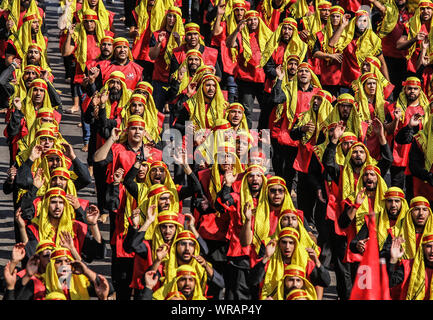Beirut, Libano. Decimo Sep, 2019. I sostenitori di Hezbollah, gli Sciiti pro-iraniano partito politico e il gruppo militante, marzo durante una processione religiosa, a Beirut·s sobborgo meridionale, per contrassegnare il giorno di Ashura, che cade il decimo giorno di Muharram, il primo mese del calendario islamico. Credito: dpa picture alliance/Alamy Live News Foto Stock