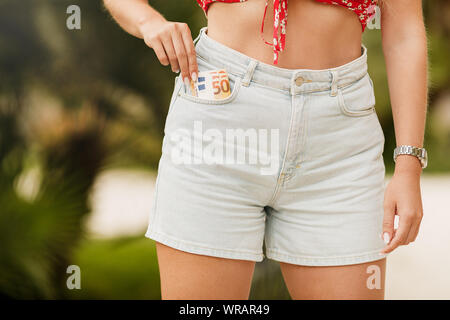 Euro denaro. La ragazza con le fatture in euro. Foto Stock