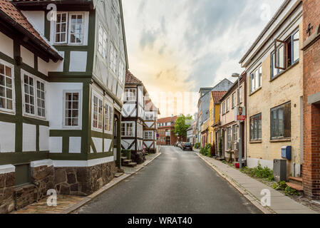 Tipiche case a graticcio lungo la strada del centro storico di Svendborg, Danimarca, luglio 10, 2019 Foto Stock