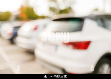 Foto di offuscata parcheggio auto vicino al supermercato. Foto Stock