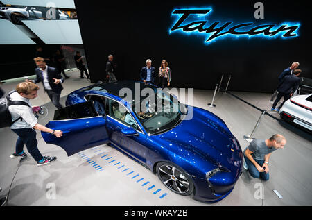 Il 10 settembre 2019, Assia, Frankfurt/Main: presso la IAA, giornalisti esaminare una Porsche 'Taycan Turbo', lo sport del costruttore di auto prima puramente veicolo a propulsione elettrica. Foto: Andreas Arnold/dpa Foto Stock